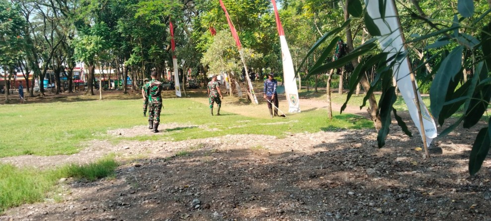 Anggota Satgas TMMD Reguler Ke-128 Kodim 0725/Sragen Percantik Taman Harmoni Desa Puro Jelang Penutupan