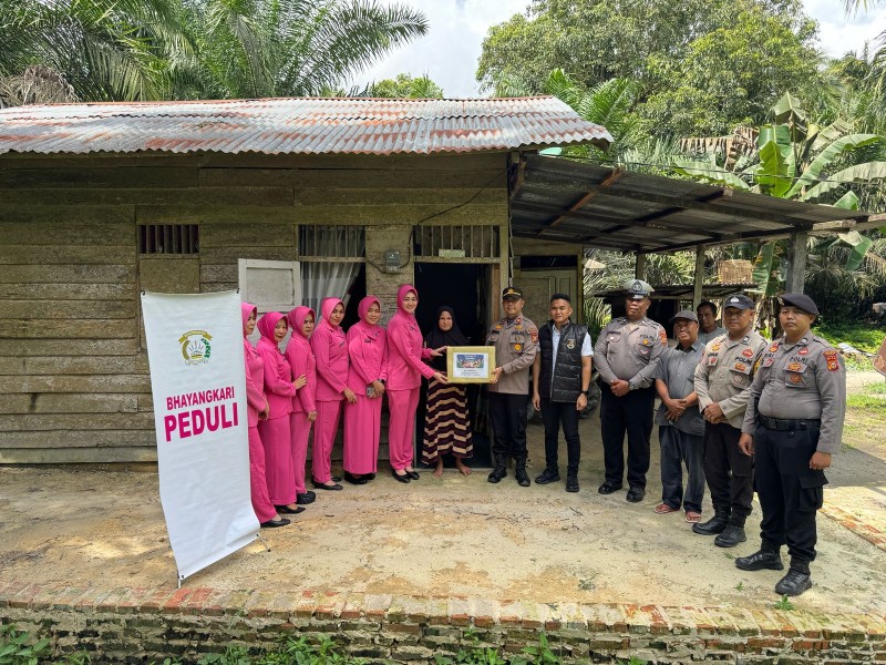 Polsek Bukit Kapur Bersama Bhayangkari Ranting Bukit Kapur Beri Bansos