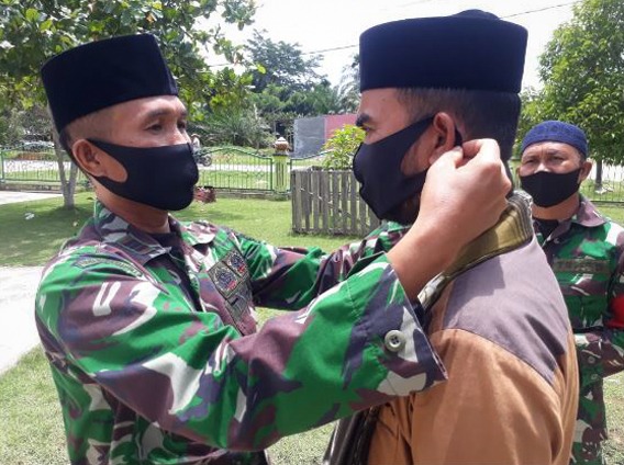 Sosialisasikan New Normal, Koramil 14/Rtp Bagikan Masker ke Jemaah Masjid