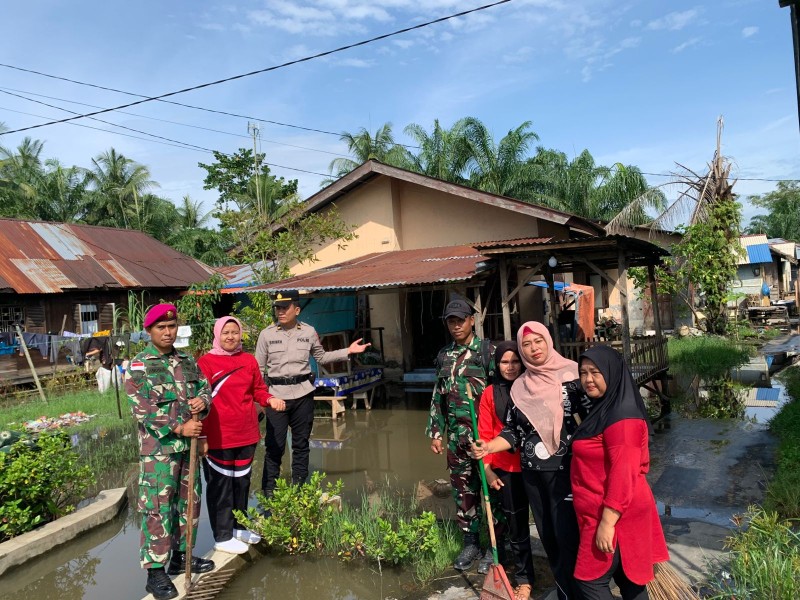 TNI–Polri, Pemerintah Desa, Ormas Gotong Royong dan Tinjau Banjir di Bedagai