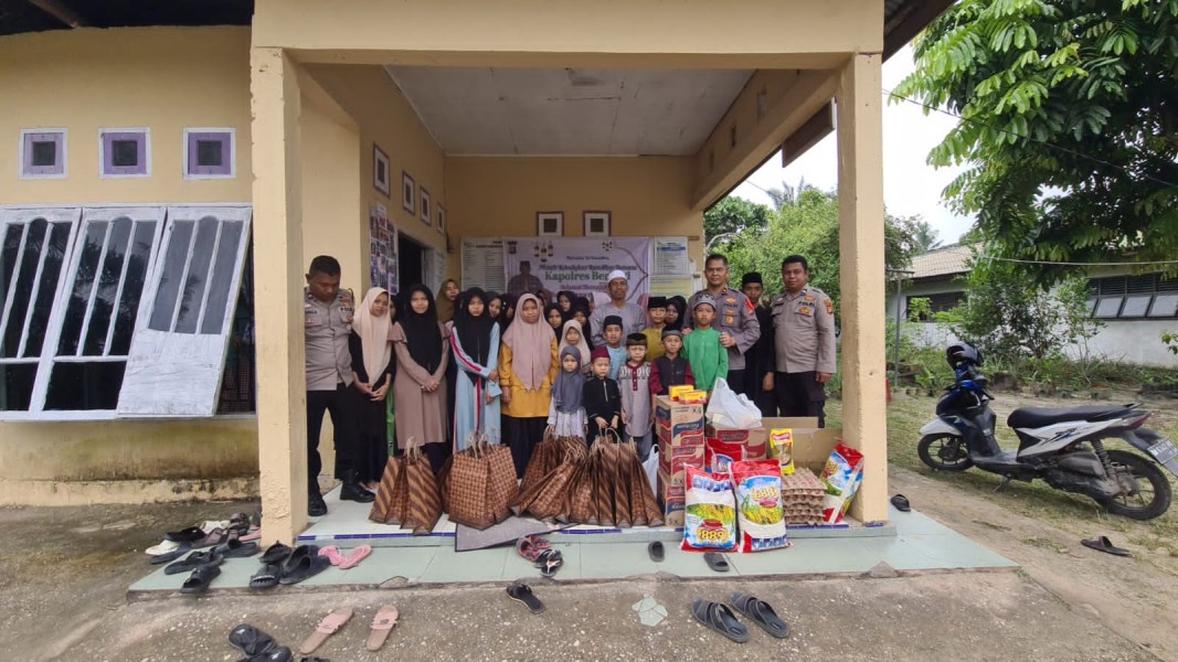 Kapolsek Dumai Barat Menyerahkan Bingkisan Paket Lebaran Anak Panti Asuhan
