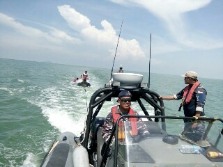 Danlanal Tanjungbalai Asahan Evakuasi Kapal Nelayan Lokal Yang Rusak dan Hanyut