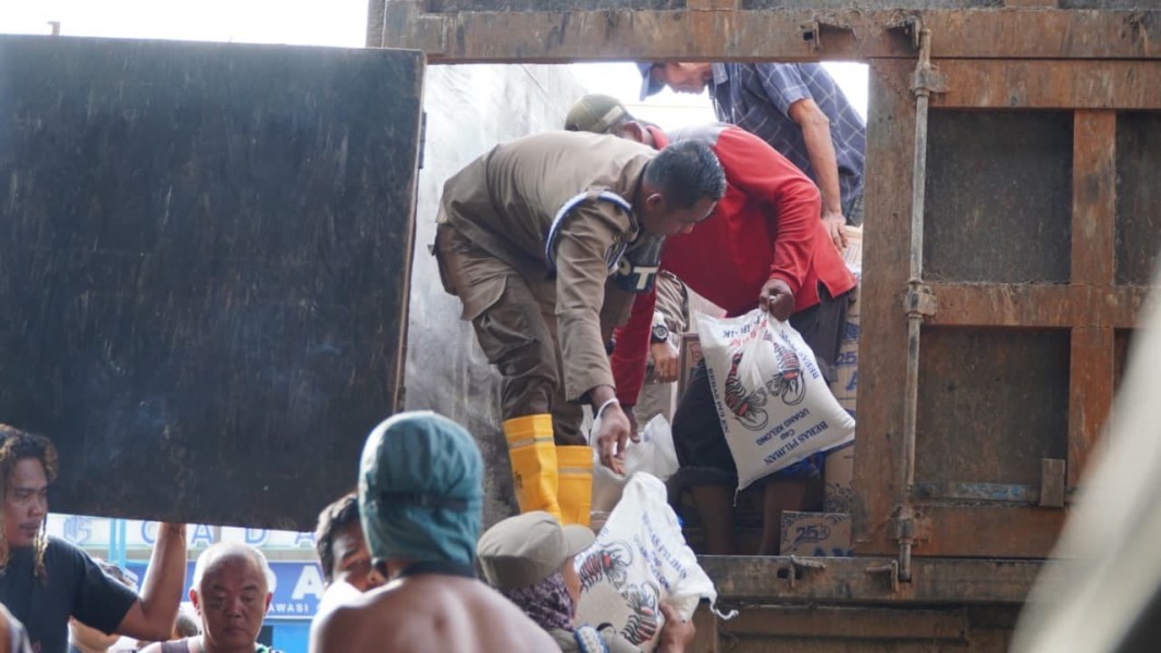 Bupati Syah Afandin Kirim Satu Truk Fuso Logistik untuk Warga Tanjung Pura