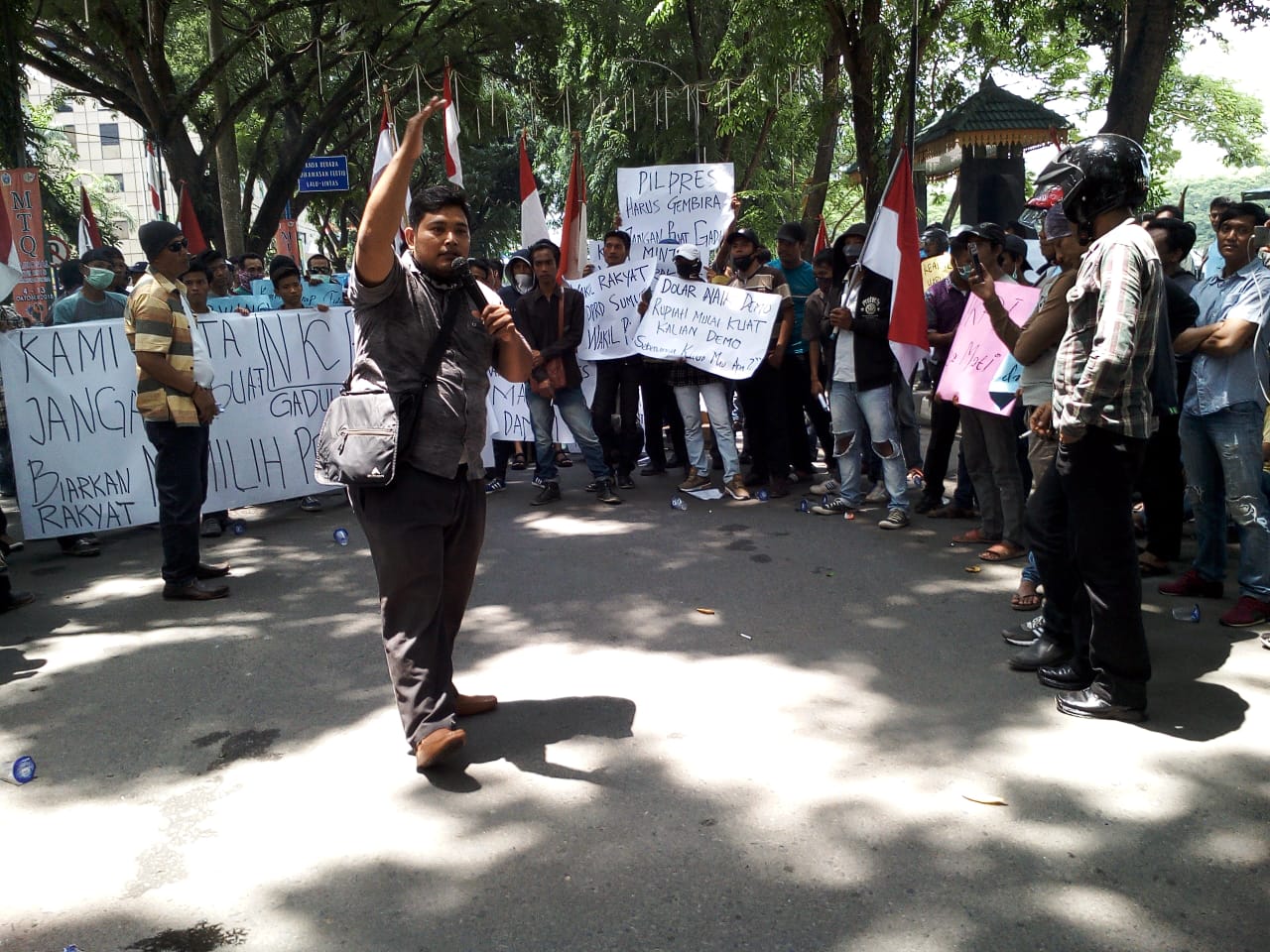 Memanas, Massa Pro- Kontra Jokowi Bentrok