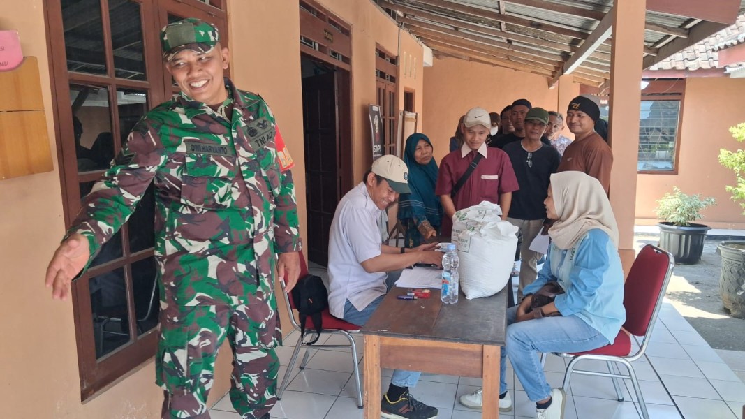 Babinsa dan Bhabinkamtibmas Kawal Penyaluran Bantuan Beras