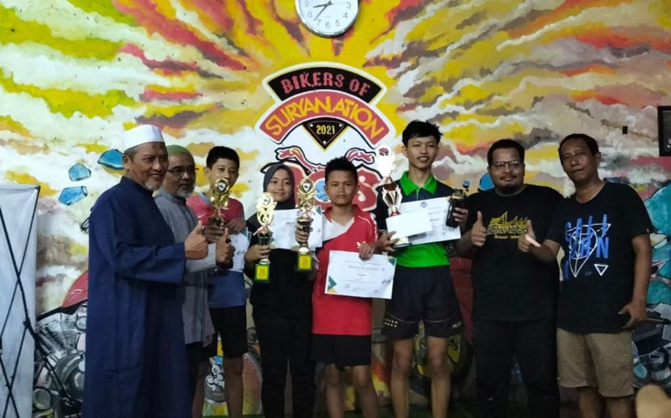 Moment Turnament Ganda Umum Dan Single Pelajar Piala 10 November PTM Gudang Kopi Berjalan Sukses