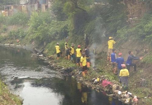 PU Kota Medan Bantu BWSS II Bersihkan Sungai Putih
