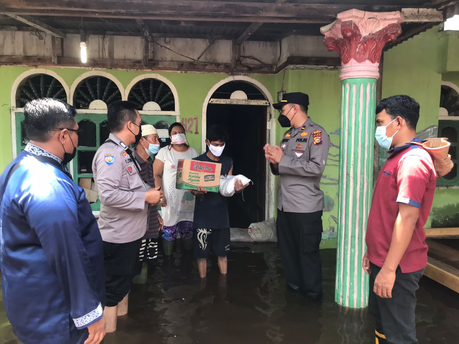 Dampak Banjir Dikelurahan Bintan Kapolsek Dumai Kota Turun Langsung Beri Sembako