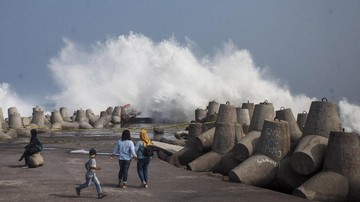 Waspadai Gelombang Tinggi di Pesisir Yogyakarta