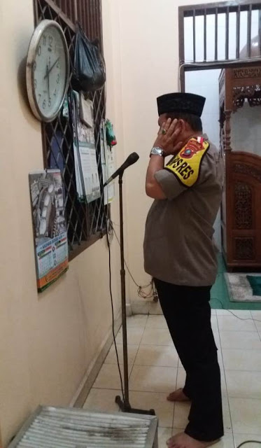 Kapolres Pelabuhan Belawan Kumandangkan Azan di Masjid Al-Muhtadin  