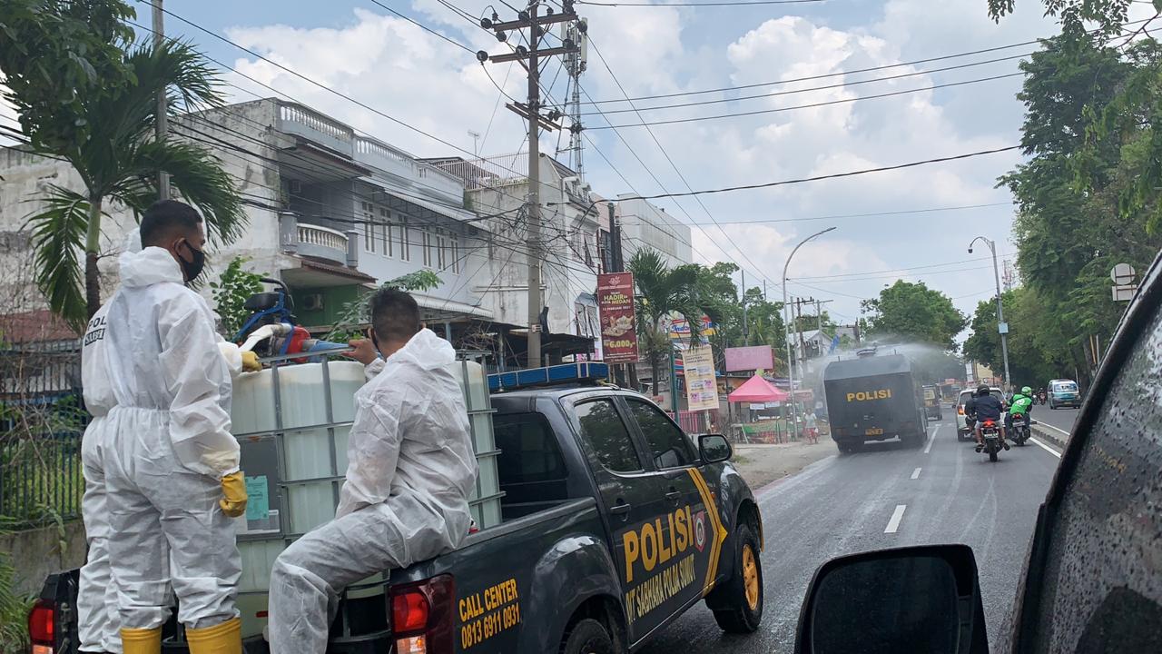 Polda Sumut Rutin Semprotkan Desinfektan Cegah Covid-19