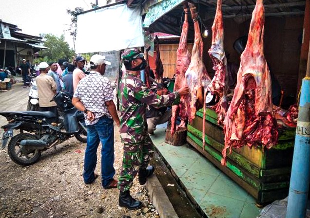 Babinsa Ramil 09/Nrs Pantau Penjualan Daging Meugang di Pasar