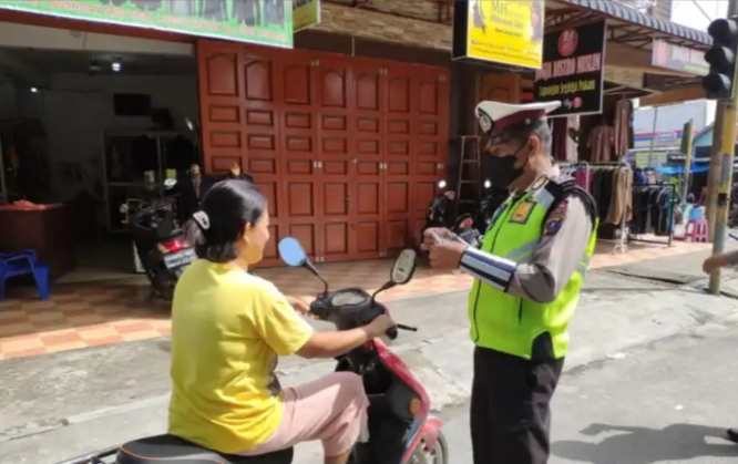 Personil Sat Lantas Polresta Deli Serdang Laksanakan Gatur Lalin Mengajak Masyarakat Mentaati Protok