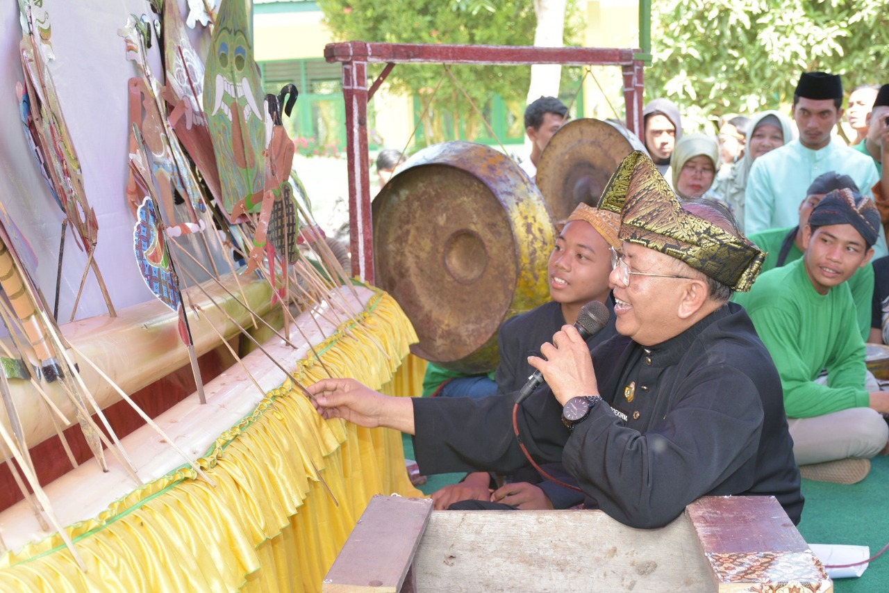 Peringatan Hardiknas 2019, H Soekirman Saksikan Pertunjukan Wayang Kulit Dalang  Cilik