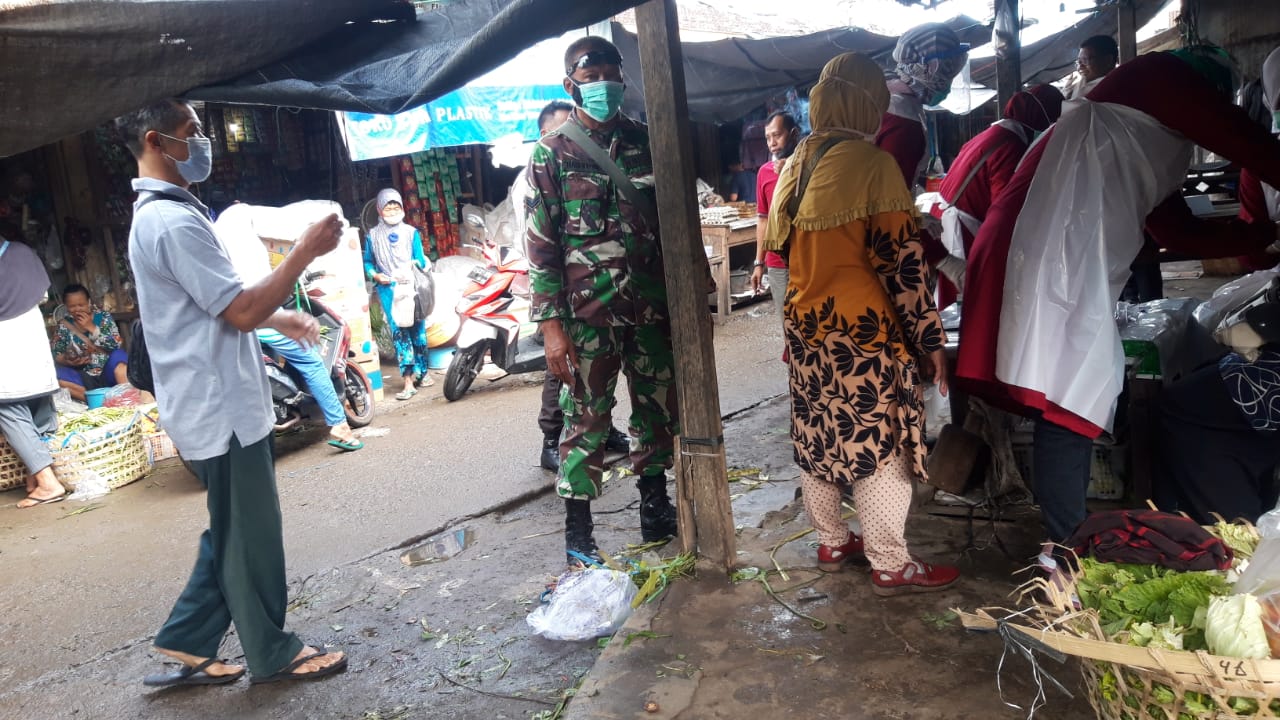 TNI Polri Tertibkan Rapid Test Massal Pedagang Pasar Simo