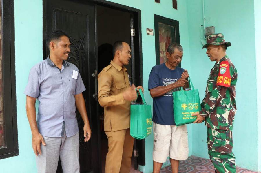 Satgas TMMD 117 Kodim Aceh Timur Serahkan Bingkisan Sembako