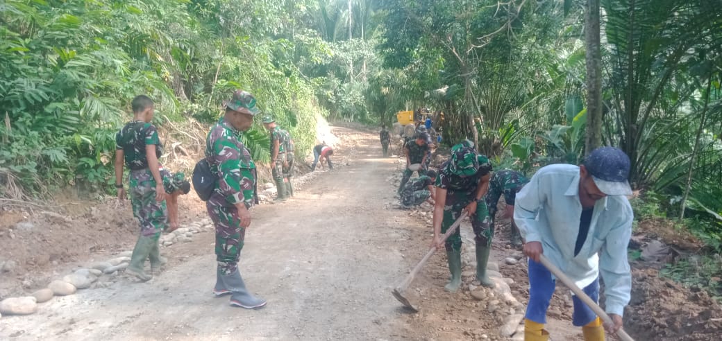 Komandan SSK TMMD Kodim 0204/DS Apresiasi Bantuan Warga di Lokasi 