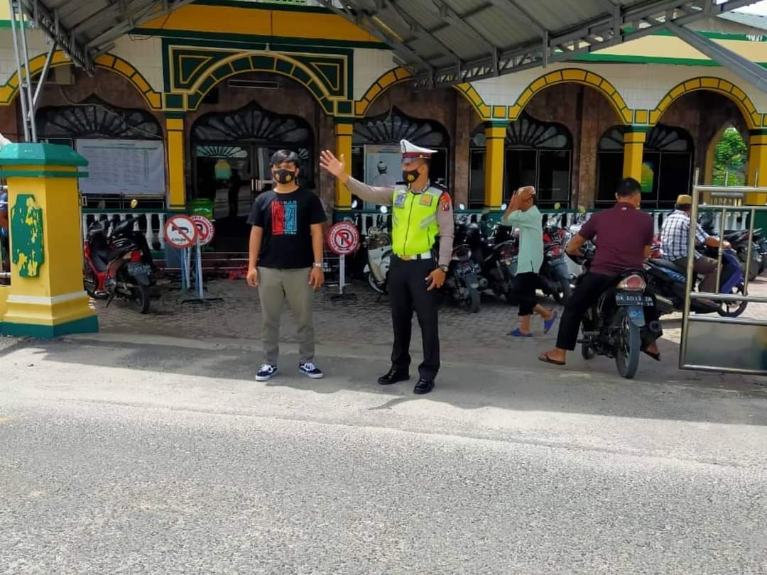 Personel Polres Labuhanbatu Gelar Pengamanan Sholat Jumat di Masjid Sekitar Kota Rantauprapat