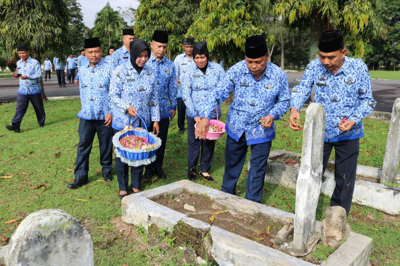 Sambut HUT Korpri Ke-48 Tahun 2019 Sub Sub Unit Korpri Korem 022/Pt Ziarah Ke TMP Nagur 