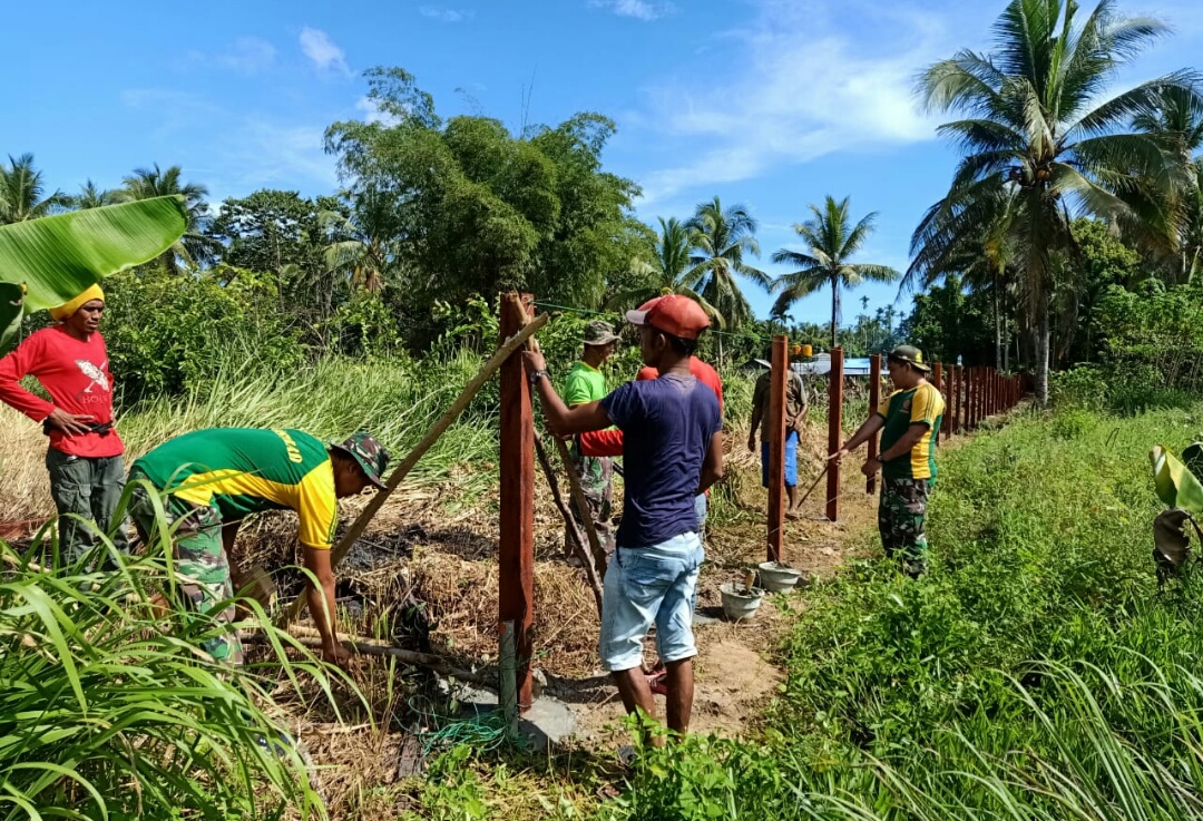 Satgas Yonif MR 413 Kostrad Bantu Masyarakat Perbatasan RI-PNG Bangun Pagar Masjid