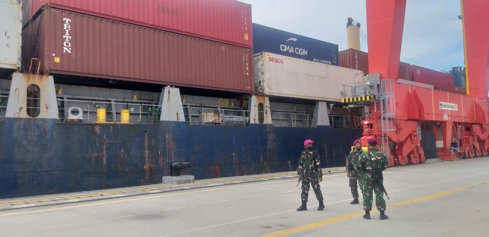 YONMARHANLAN I LAKSANAKAN PENGAMANAN KAPAL TANGKAPAN MV. MATHU BHUM DI DERMAGA PETI KEMAS BELAWAN 