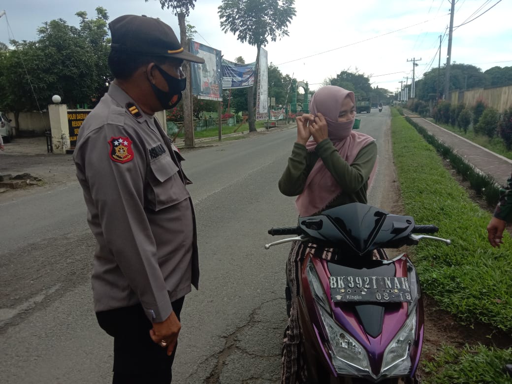 Polsek Dolok Masihul Bagikan Masker, Disiplin Prokes 