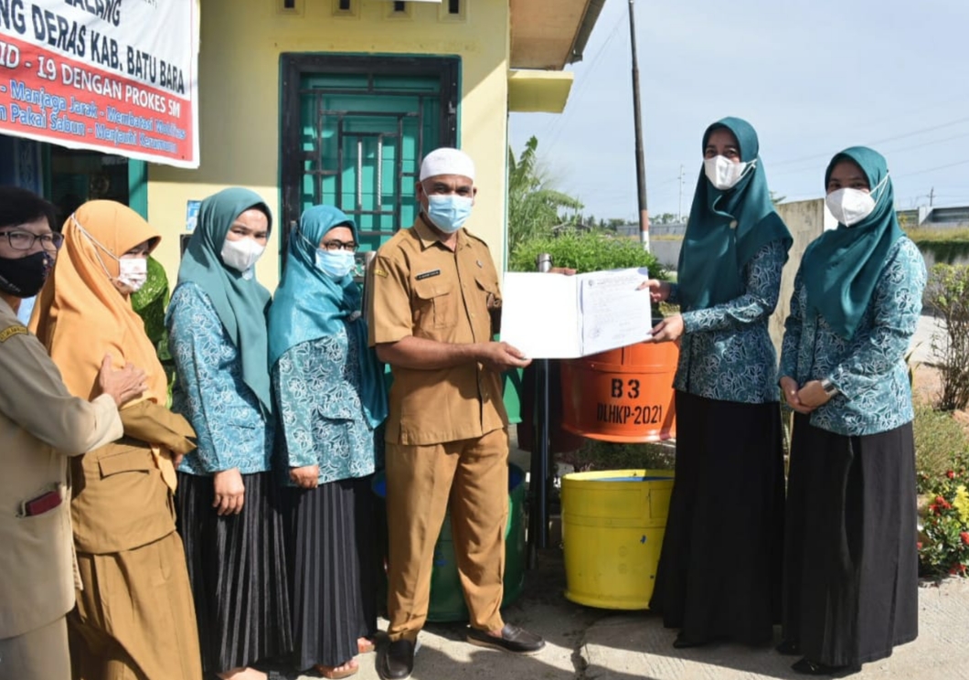 Ketua Tim Penggerak PKK Batu Bara Serahkan Tong Sampah Untuk 3 Desa Binaan