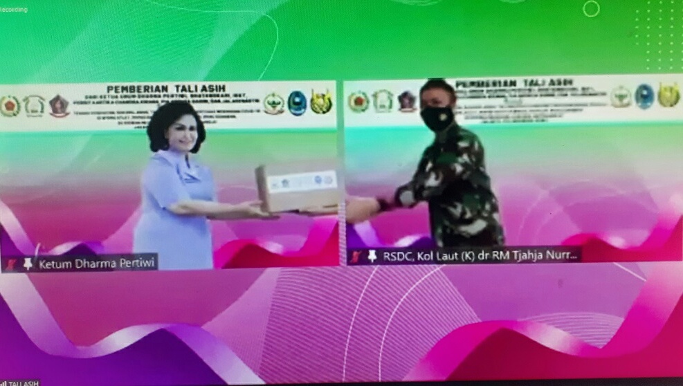 Ketua Umum Dharma Pertiwi dan Bhayangkari Bagikan Bansos Kepada Relawan Covid-19