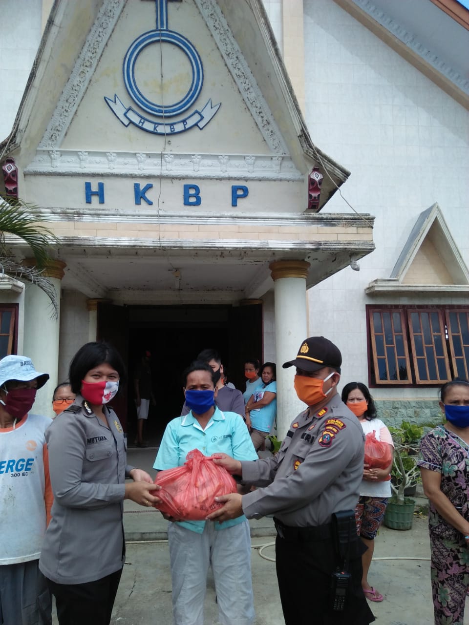 Polres Sergai Bagikan 150 Paket Sembako Kepada Jemaat Gereja HKBP Resort Bakaran Batu