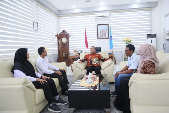 Faiz Naufal Alsan dan Lula Fatma Hasibuan, penerima beasiswa dari STTD diterima Bupati Labuhanbatu  