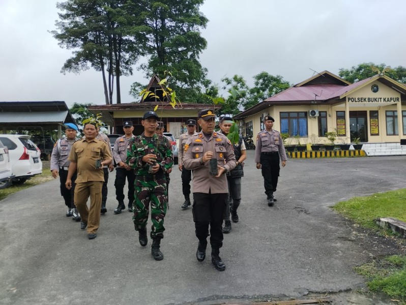 3 Polsek Polres Dumai Adakan Penghijauan Serentak Ciptakan Lingkungan Hijau