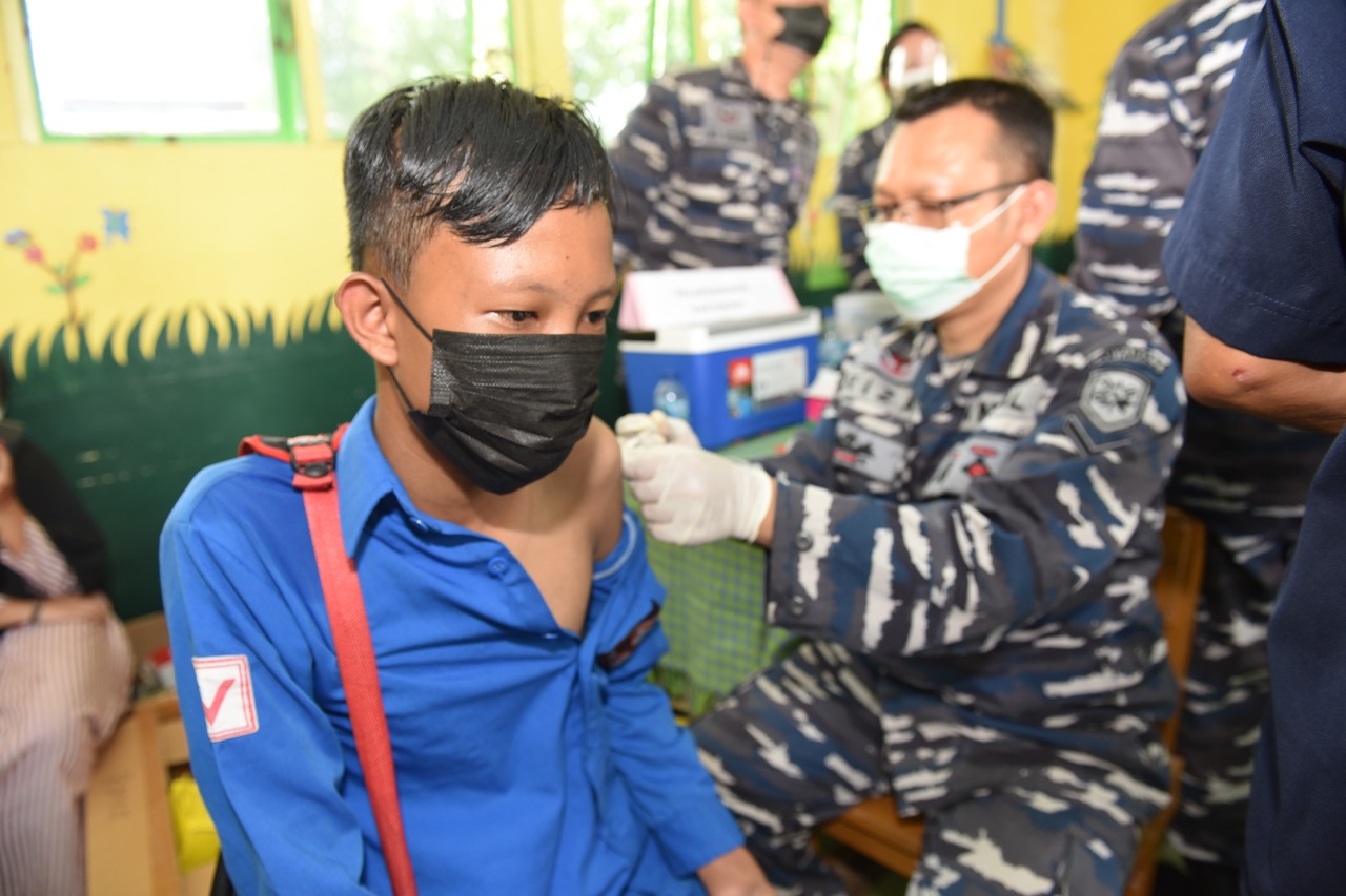 Pelajar Pangkalan Susu Dapatkan Vaksin Dari TNI AL Lantamal I
