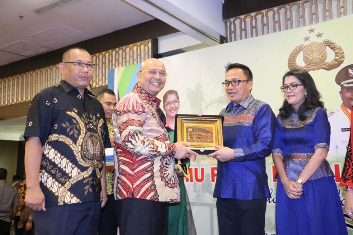Walikota Medan Beri Penghargaan kepada AKBP Yemi Mendagi SIk