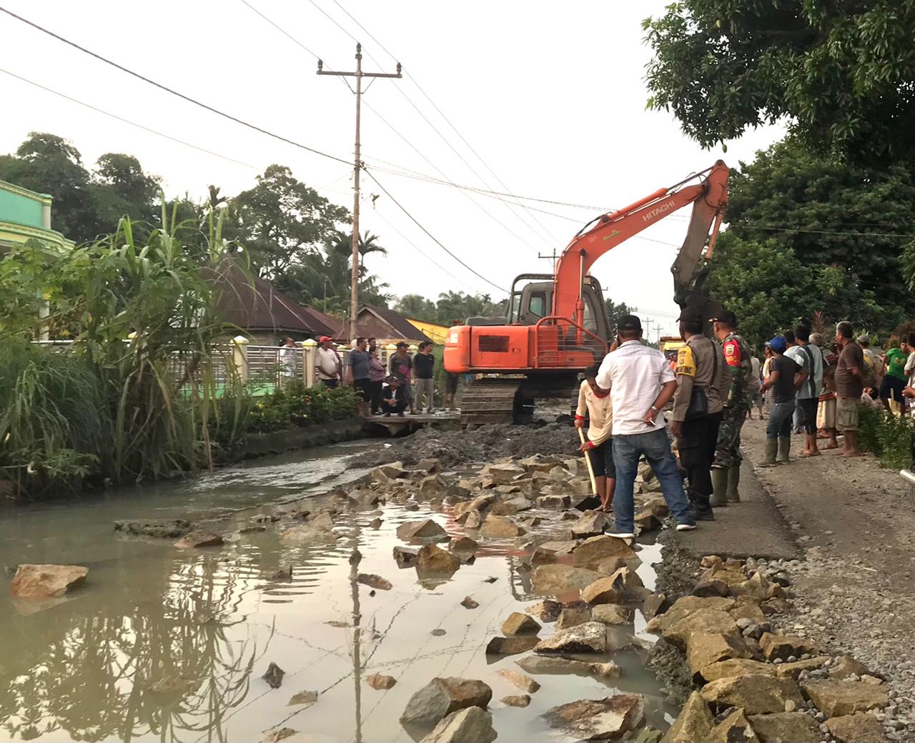 Camat Huta Bayu Raja dan Pangulu Silakidir Pimpin Marharoan Bolon Perbaiki Jalan Rusak