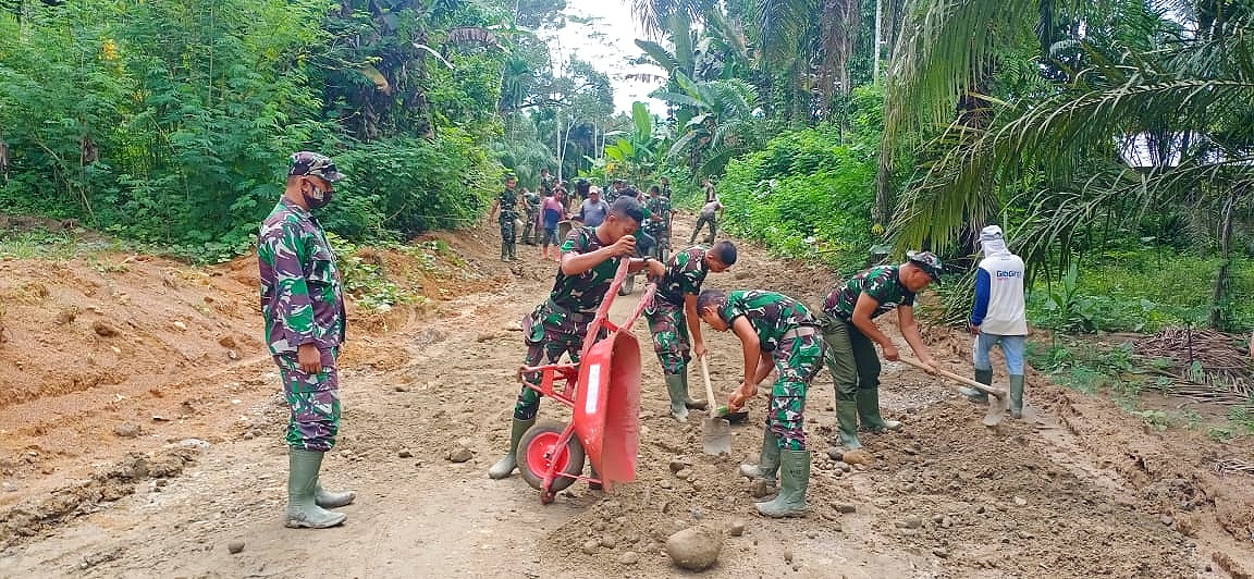 Tanpa Alat Berat, Satgas TMMD Kodim 0204/DS Langsir Tanah Timbun 