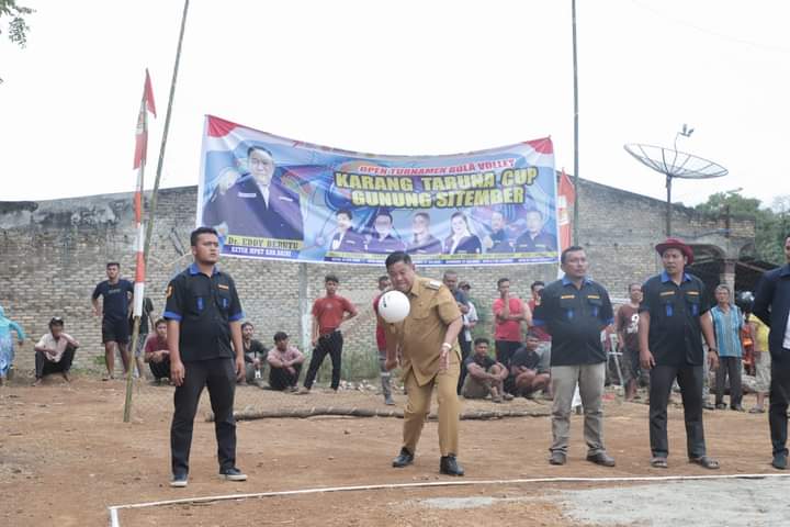 Buka Turnamen Voli Karang Taruna di Gunung Sitember