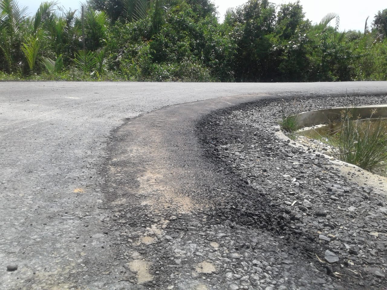 Lagi-Lagi, Pembangunan Jalan Diduga Dikerjakan Asal Jadi, Dikhawatirkan Tidak Bertahan Lama