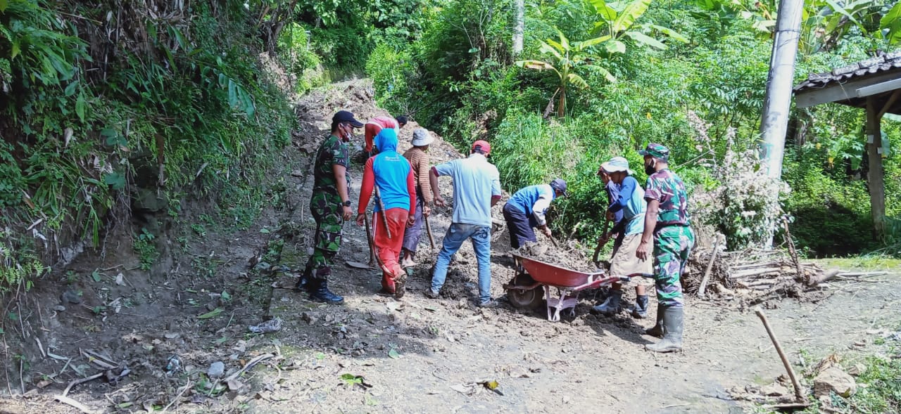 Babinsa Pentur Bantu Warga Bersihkan Material Longsor