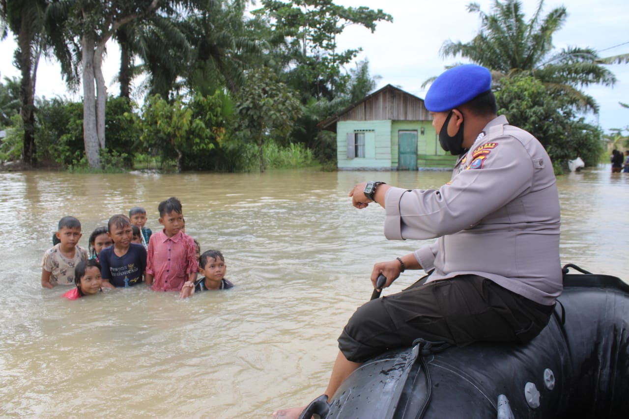 Banjir Landa Sei Rampah, Polres Sergai Dirikan Dapur Umum dan Turunkan Perahu Karet