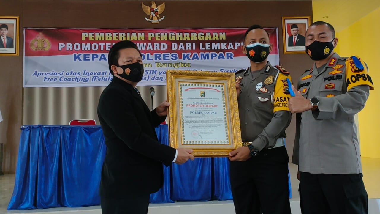 LEMKAPI Anugerahkan Piagam Penghargaan Promoter Reward untuk Polres Kampar