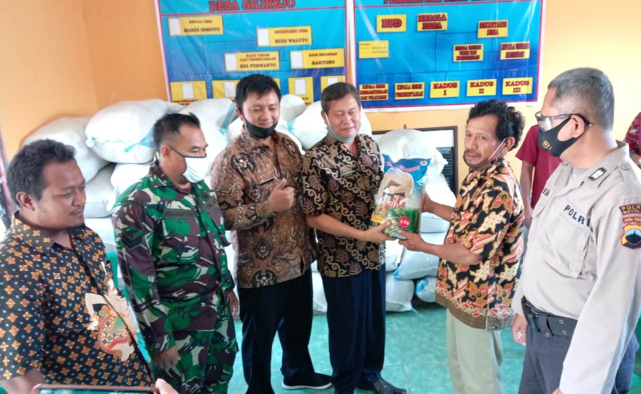 Babinsa Gilirejo Kawal Distribusi Bibit Padi