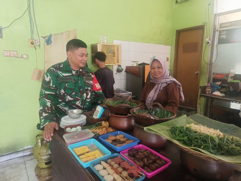 Babinsa Kratonan Komsos di Rumah Makan Nasi Pecel, Dukung UMKM dan Jaga Keamanan