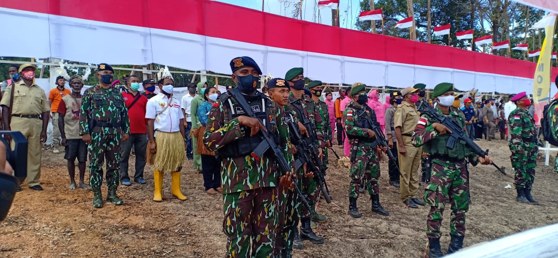 Sinergitas TNI-Polri Dalam Menyambut HUT RI ke-75, Bentangkan Bendera Merah Putih Sepanjang 75 Meter