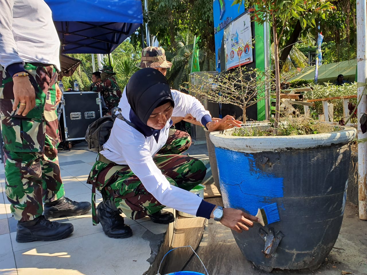 Srikandi Lantamal VI Turut Solek Pantai Losari Di Karya Bakti HUT Ke-74 TNI 