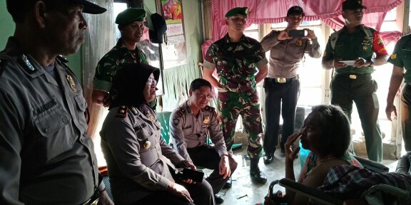 Peduli Sesama,Kapolsek Helvetia Kompol Trila Murni dan Pasi Yon Zipur 1/DD Kunjungi Ibu Satiyem