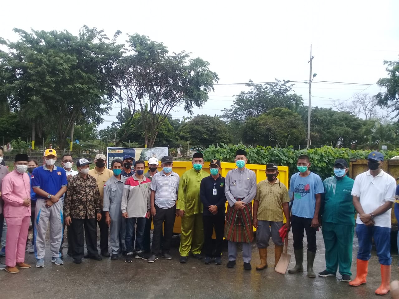 Walikota Dumai Serahkan Bak Sampah Secara Simbolis kepada Masyarakat Kecamatan Dumai Timur