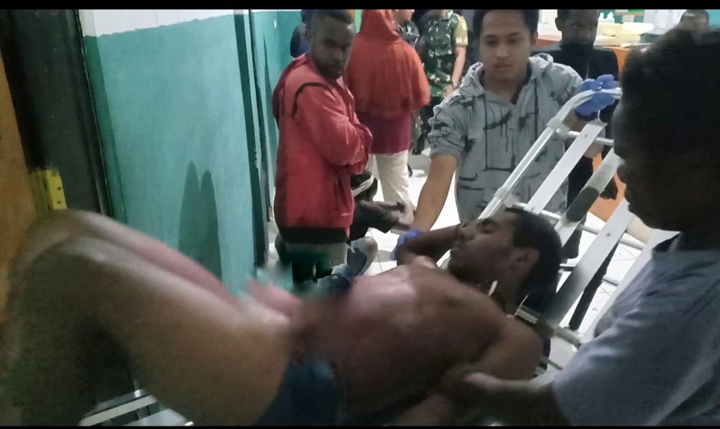 Kritis Bersimbah Darah, Remaja Papua Diselamatkan Satgas Yonif 721