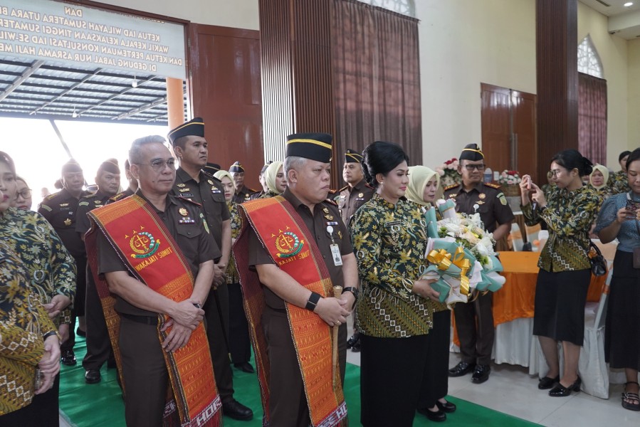 Dukung Tugas Kedinasan Para Suami, Ny.Tiurmaida Harli Siregar Hadiri Pertemuan Konsultasi Pejabat Utama Kejati Sumut dengan Kajari Se- Sumut