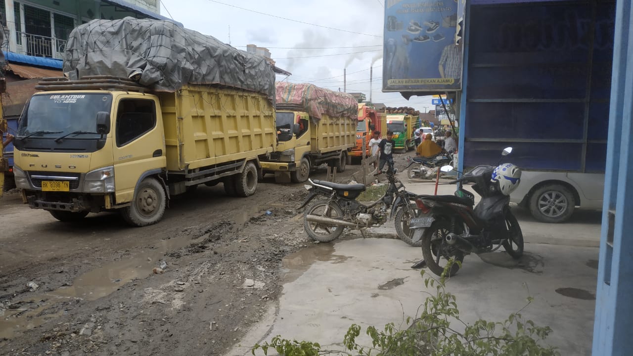 PTPN-IV Kebun Ajamu Grouf  bantu kerusakan Jalinsum Simpang Ajamu ke Pekan Ajamu