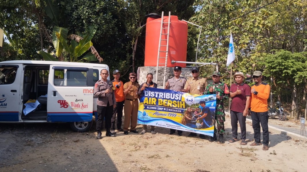 Babinsa : Krisis Air Bersih, Alumni SMPN 2 Masaran Kirim 10 Ribu Liter Air ke Warga Srawung